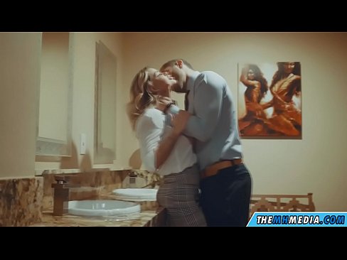 ❤️ Meta blonda busty seduces f'kamra tal-banju pubbliku ❤️ Porno f'mt.kenhdammy.top ️❤